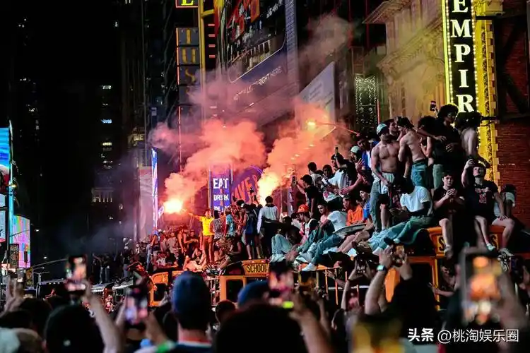 纽约万人空巷不止世界杯：尼克斯夺冠游行点燃足球城新狂想
